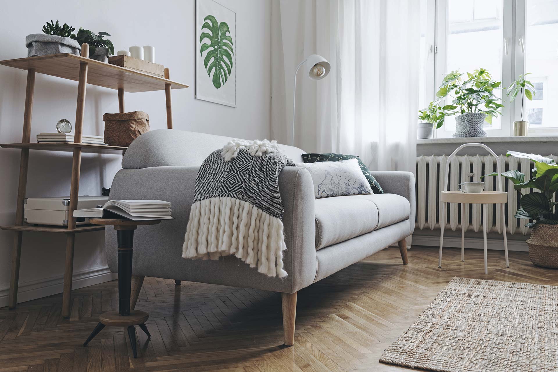 Bodenbelag - skandinavisch eingerichtetes Zimmer mit Holzparkett