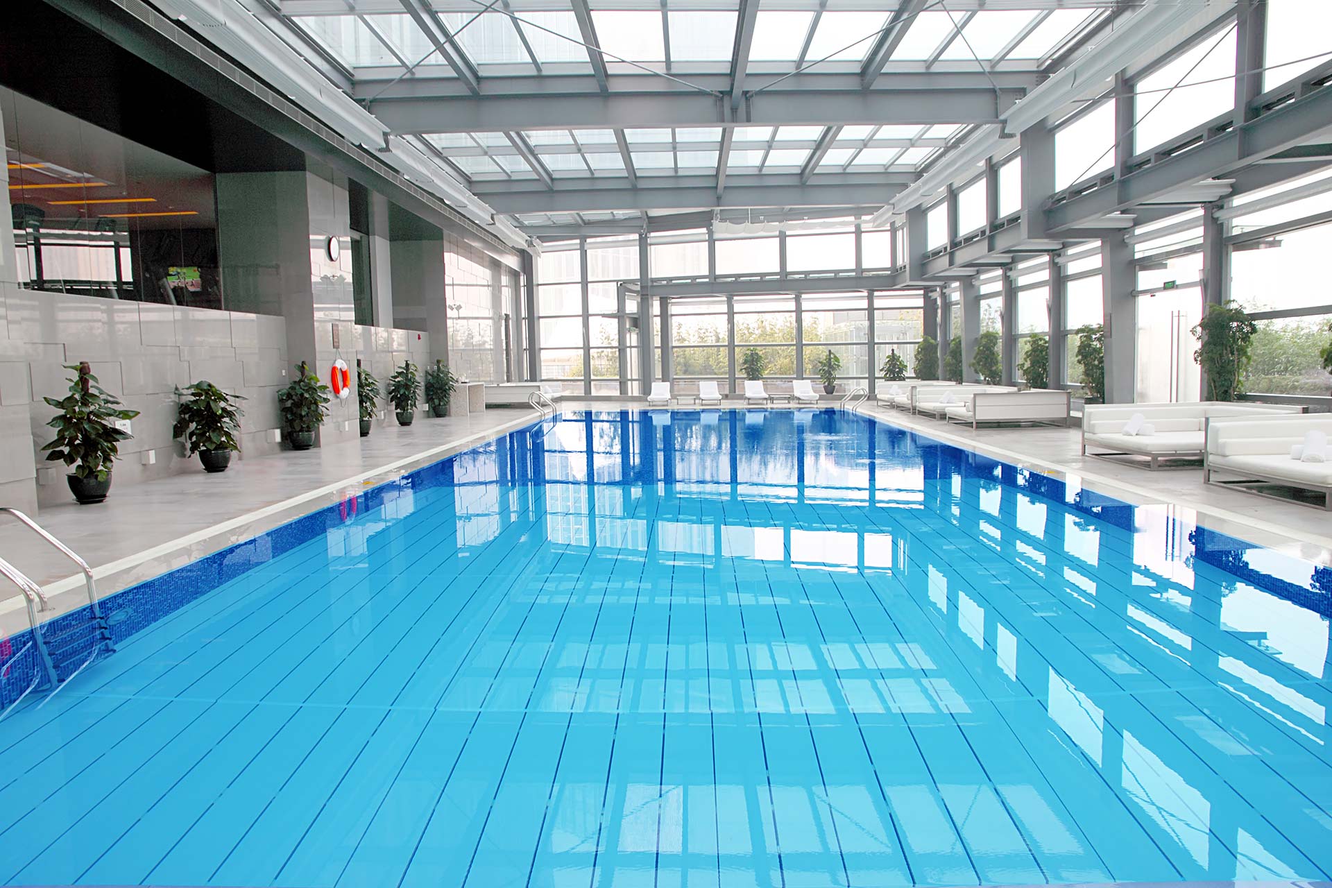 Bodenbelag - PVC-Belag oder Vinyl-Boden kann auch im Schwimmbad verlegt werden