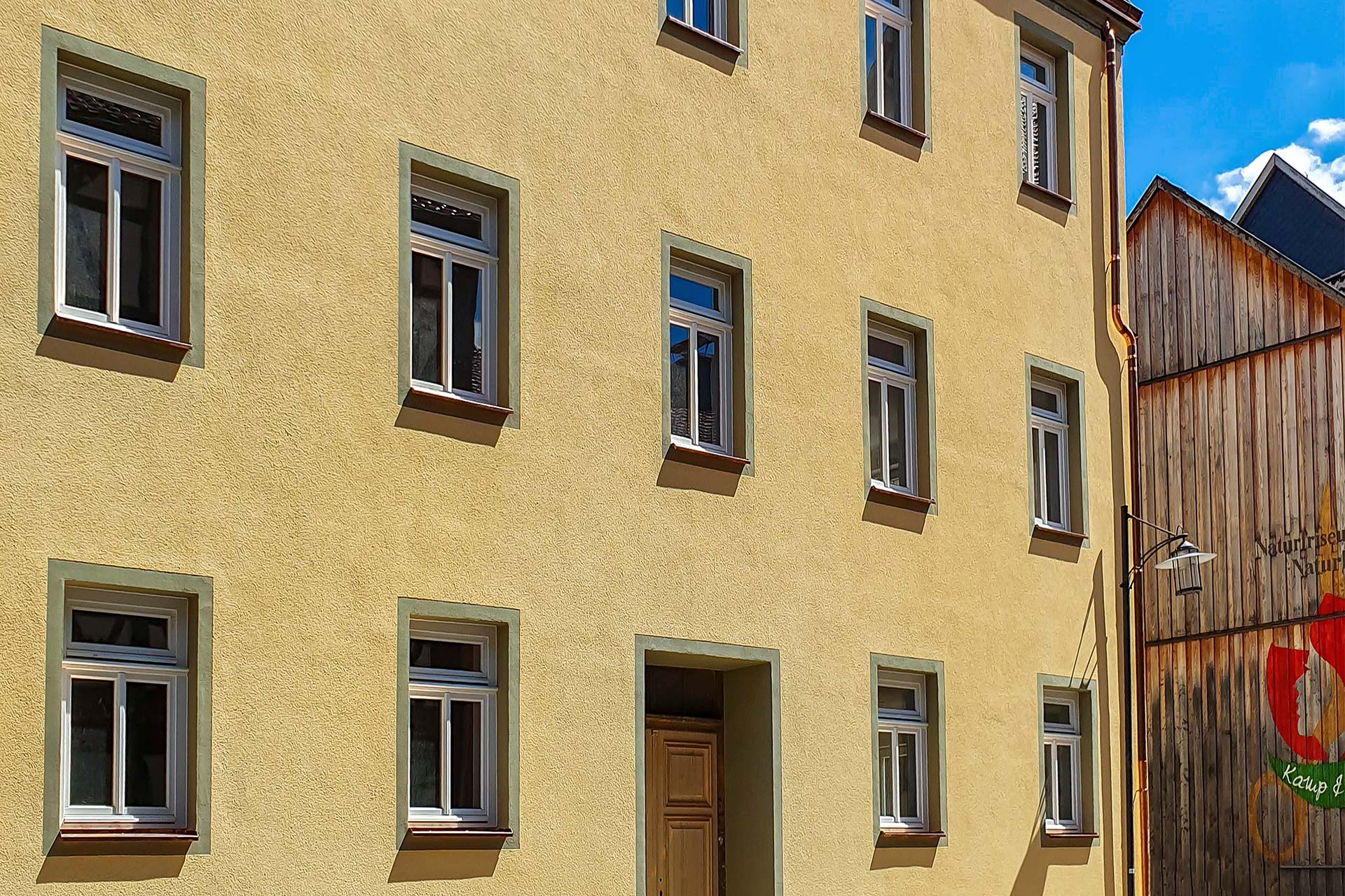 KLEWO Malermeister - Referenzen - gelbe Fassade, nachher