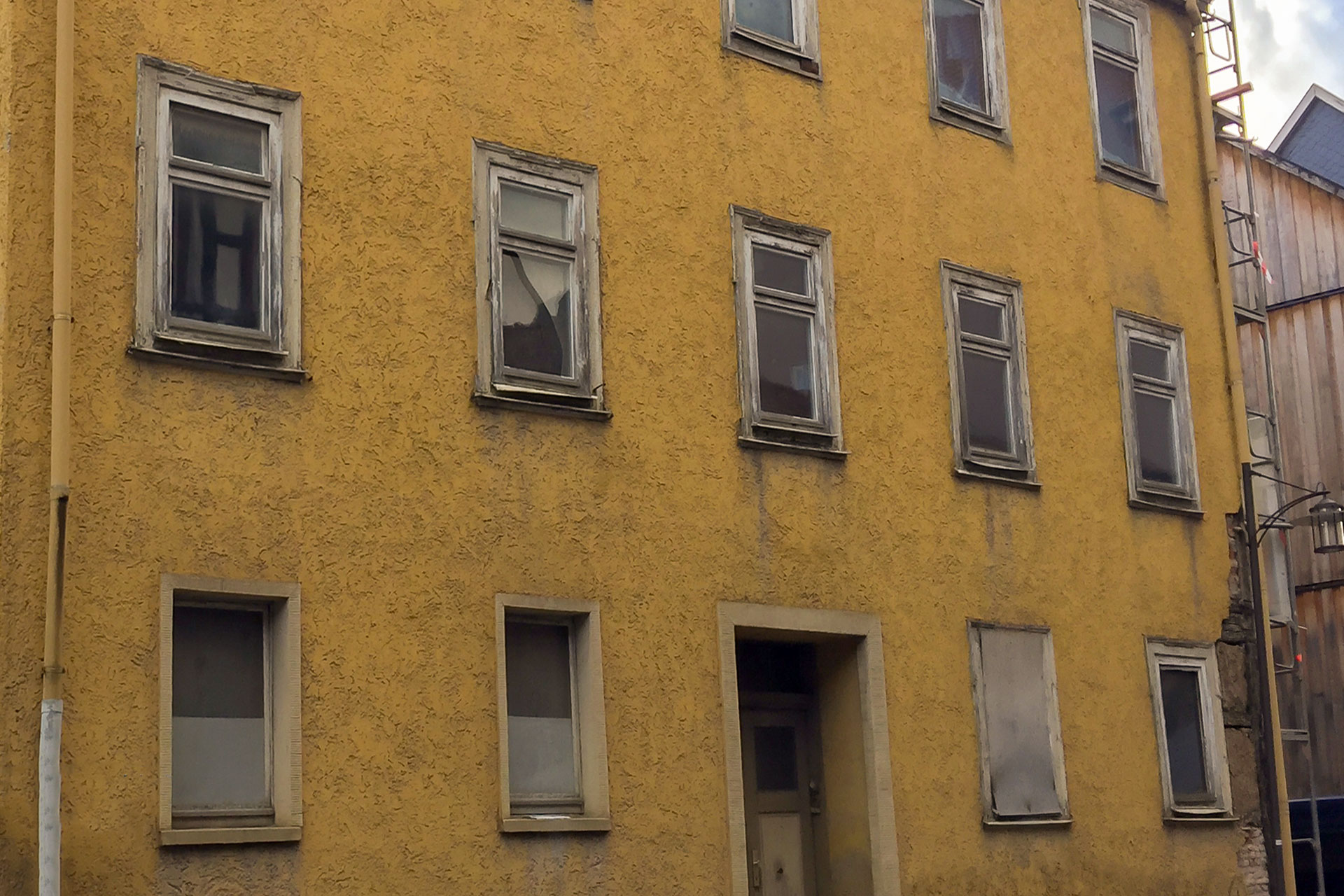 KLEWO Malermeister - Referenzen - gelbe Fassade, vorher